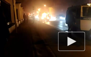 В Сети появилось видео полыхавшей в Петергофе маршрутки