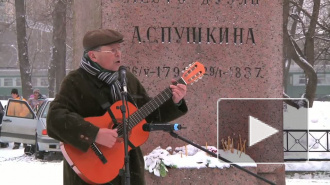 Народная тропа по-прежнему не зарастает. У места дуэли Пушкина расцвели цветы