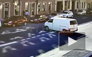 Момент ДТП с байком и фургоном на Васильевском острове попал на видео