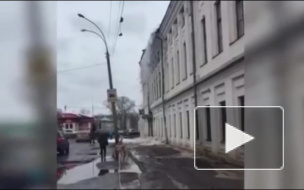 В Вологде на 10-летнего ребенка упал снег с крыши школы: мальчик в реанимации