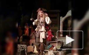 Видео из Диснейленда: Джонни Депп лично поприветствовал гостей аттракциона "Пираты Карибского моря"