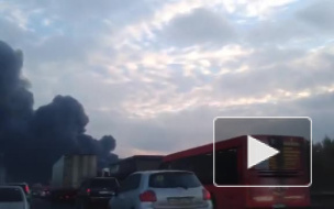 Спасатели Петербурга продолжают борьбу с огнем в промзоне Парнас