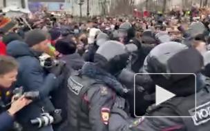 Протестующие напали на двух полицейских на акции в Москве