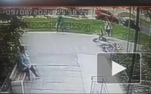 На проспекте Королева эпично столкнулись курьер на электровелосипеде и мужчина на моноколесе