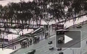 Появилось видео момента аварии у метро "Славянский бульвар" в Москве