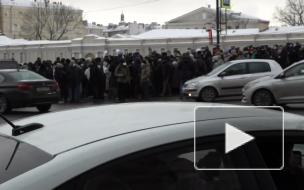 Видео: дорожная полиция заблокировала движение протестующих в районе Фонтанки