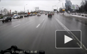 Подкатил на светофоре.