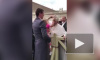 Забавное видео из Италии: девочка стащила у Папы Римского головной убор