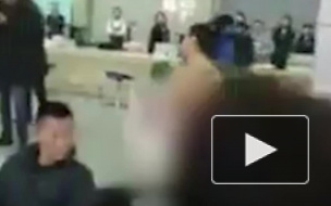 В Тайваньском аэропорту девушка с татуировкой на спине психанула на таможенников и полностью разделась