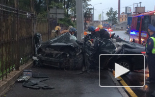 "Лексус" сложился о столб на Выборгской набережной