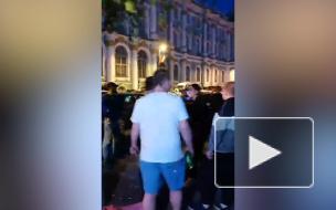 Жители и гости Петербурга вышли праздновать "Алые паруса" без запретов в центр города