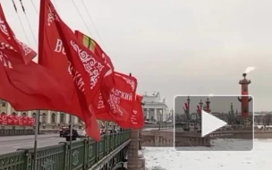 На Ростральных колоннах в Петербурге зажгли огни в честь снятия блокады