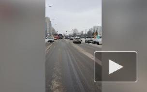 При уборке снега пострадали стекла припаркованных авто на Лени Голикова