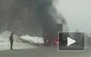 Видео из Кемерово: на ходу загорелась фура
