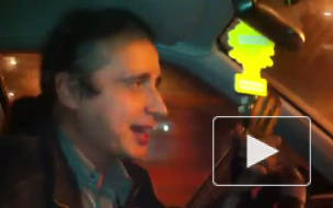 Таксист-затейник, гоняющий по Петербургу, играя на гитаре, стал героем Youtube