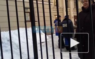 Очередная эвакуация: На Невском проспекте выводят на улицу детей и сотрудников 207 школы