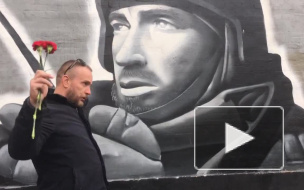 В Петербурге почтили память "Моторолы": люди возложили цветы к граффити-портрету Арсена Павлова 