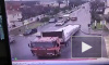 Видео из Геленджика: Из-за отказавших тормозов грузовик чуть не задавил людей и врезался в жилой дом