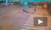 Видео: мотоциклист перелетел через легковушку на Лиговском проспекте 