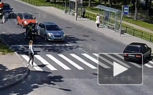 На видео попал бешеный дрифт легковушки возле остановки в Пушкине