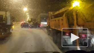 Ночью на КАД произошла массовая авария с снегоуборочной техникой, фурой и легковушками