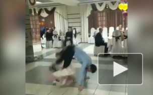 Видео: в Астрахани танцор лезгинки сбил с ног девочку во время сальто
