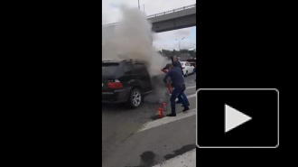 Очевидец снял горящий автомобиль в Москве