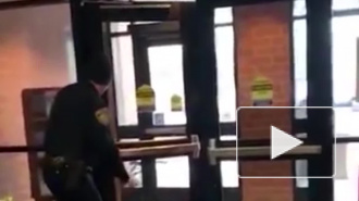 Видео из США: Агрессивная белка атаковала полицейский участок