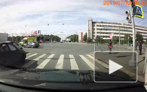Видео: водитель не успел проскочить сквозь поток машин на Бухарестской