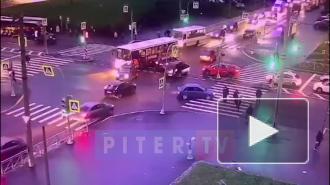 Видео: момент ДТП на перекрёстке Комендантского и Шаврова