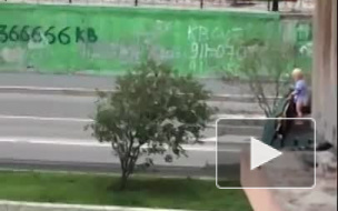 Видео: Неравнодушные жители Сургута спасли малыша, случайно вышедшего через окно на козырек подъезда