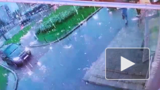 Пользователи опубликовали видео с дождем из искр на юге Петербурга