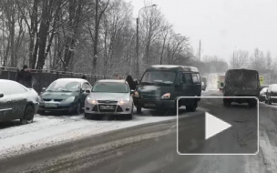 Видео: Авария с "Газелью" на Салова собирает пробку