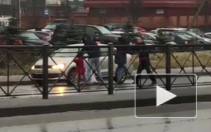 Видео из Всеволожска: Из-за 100 рублей водитель такси сбил мужчину на глазах у жены и ребенка