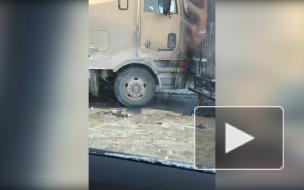 Массовая авария с участием грузовиков и легковушки произошла на Московском шоссе