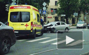 ДТП на Большом Сампсониевском: Hyundai ударом отбросило в стену дома