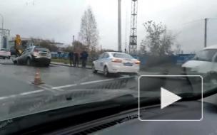 Видео: В центре Кемерово автомобиль провалился в дорожную яму 