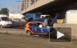 Видео из Москвы: На Варшавском шоссе автомобиль врезался в ограждение, водитель погиб