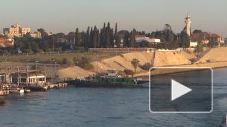 Российские и азербайджанские моряки застряли на судне в порту Суэца