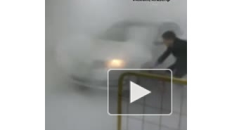В Красноярске на подземной парковке загорелось авто