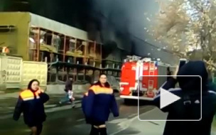 Очевидцы сняли на видео мощный пожар на стройке в центре Москвы