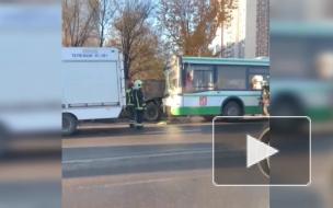 В Москве автобус с пассажирами протаранил стоящий грузовик 
