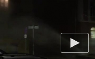 Видео: на Васильевском острове из-под земли забил "гейзер"