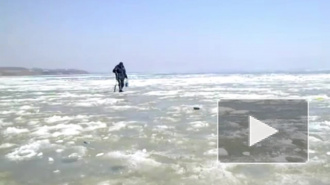 Рыбак не рассчитал прочность льда, провалился в полынью и погиб, замерзнув в студеной воде, а его коллега выжил