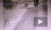 Нападение на женщину из-за золотой цепочки в Петербурге попало на видео