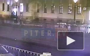 Видео: каршеринг вдребезги разбил скамейку на набережной канала Грибоедова