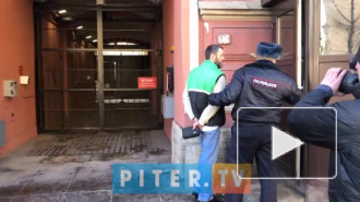 Появилось видео задержания петербуржца, кинувшего чашку с кофе в Генконсульство США