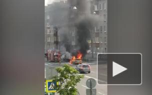 Видео: спасатели потушили горящий легковой автомобиль в Кировском районе Петербурга