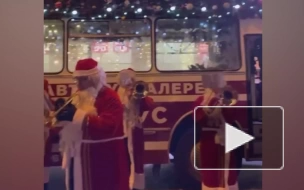 На улицах Петербурга замечен новогодний "ДедМоробус"