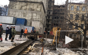 Строительный кран едва не придавил рабочих на Бакунина